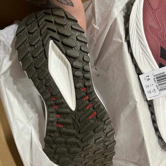 Women’s Reebok 7.5 New - Picture 3 of 3